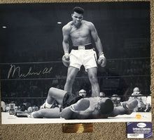 Load image into Gallery viewer, Muhammad Ali Signed Photograph with Certificate of Registration Numner