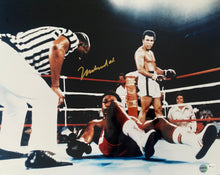 Load image into Gallery viewer, MUHAMMAD ALI Signed "The Rumble in the Jungle" 16"x20" Online Authentics Photo