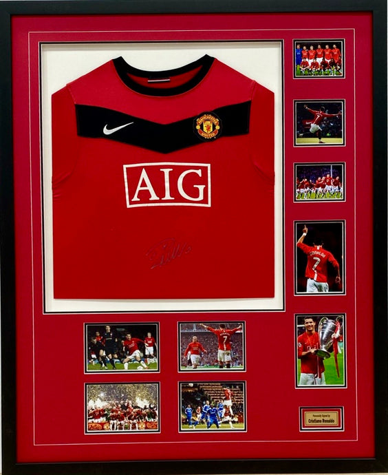 Cristiano Ronaldo signed a Manchester United jersey