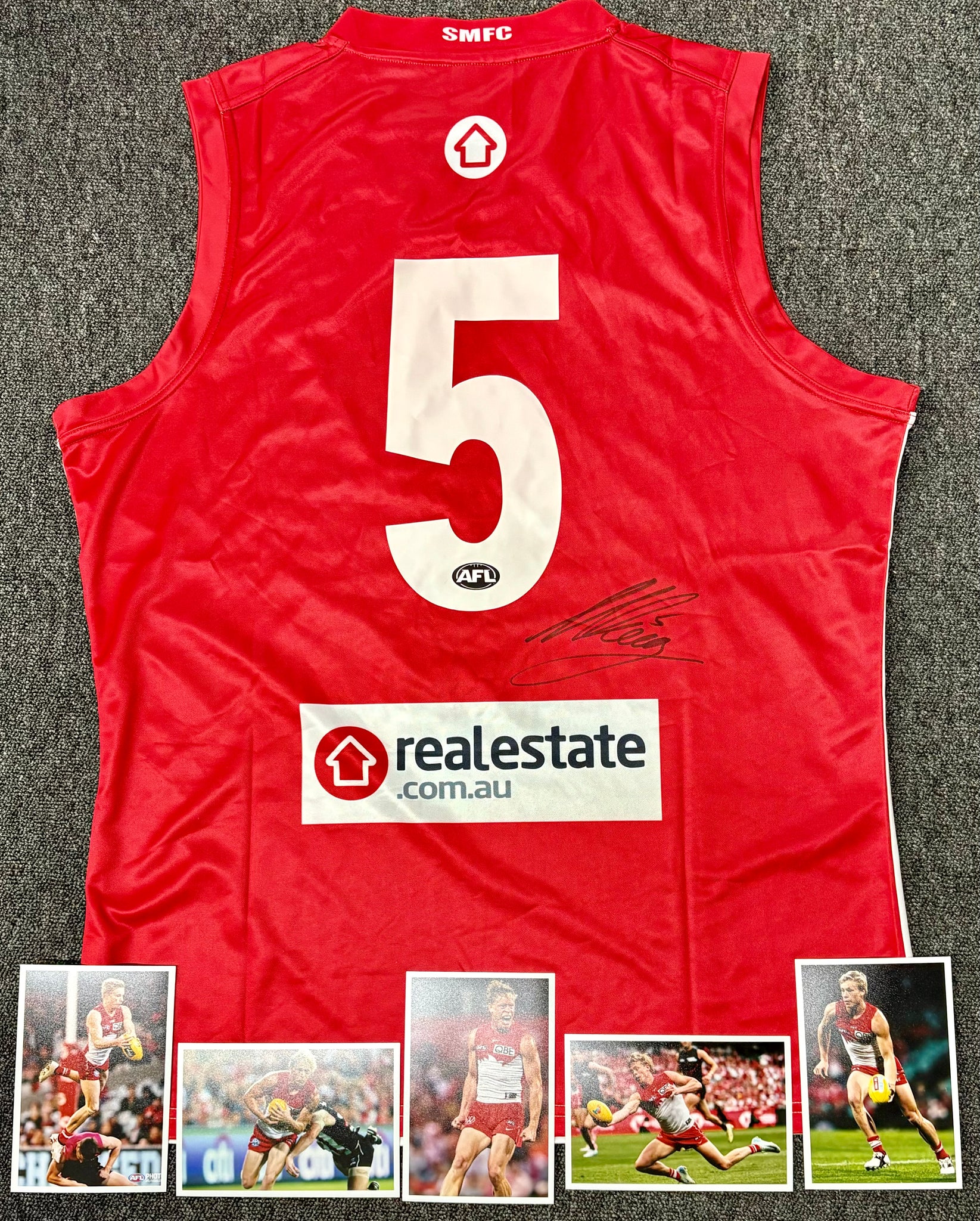 Isaac Heeney Signed Sydney Swans Jumper Display – Superstars Legends