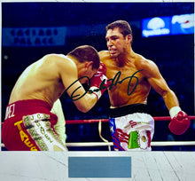 Load image into Gallery viewer, OSCAR DE LA HOYA Signed Photo Display2
