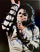 Load image into Gallery viewer, MICHAEL JACKSON Signed Photo &amp; Album LP Display2
