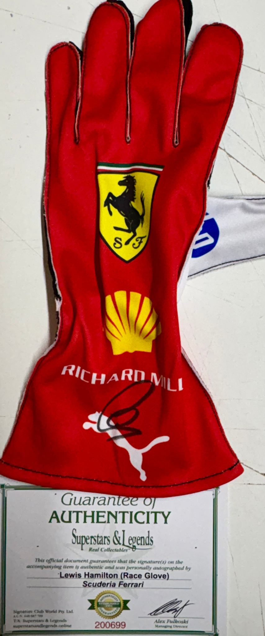 lewis hamilton handschuhe LEWIS HAMILTON Signed Scuderia Ferrari F1 Race Glove – Superstars & Legends