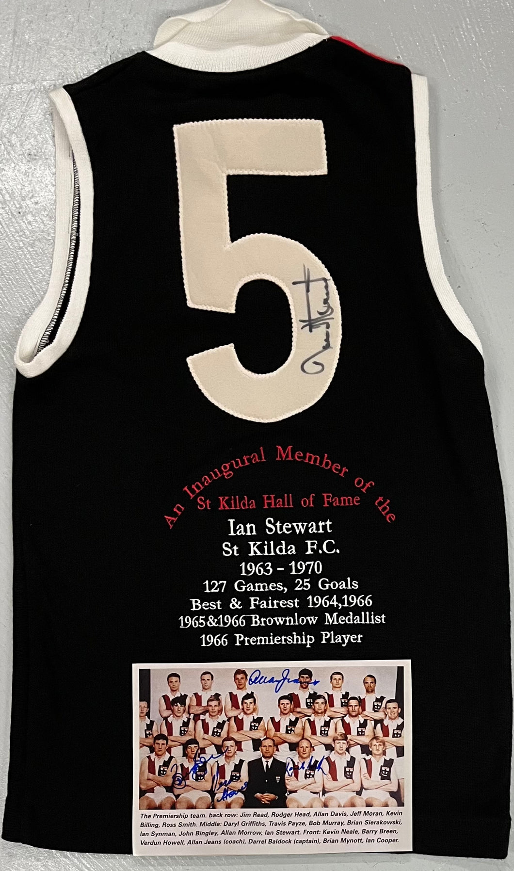 Unframed IAN STEWART, DARREL BALDOCK, ALLAN JEANS, VERDUN HOWELL & BARRY BREEN Signed Jumper & Photo